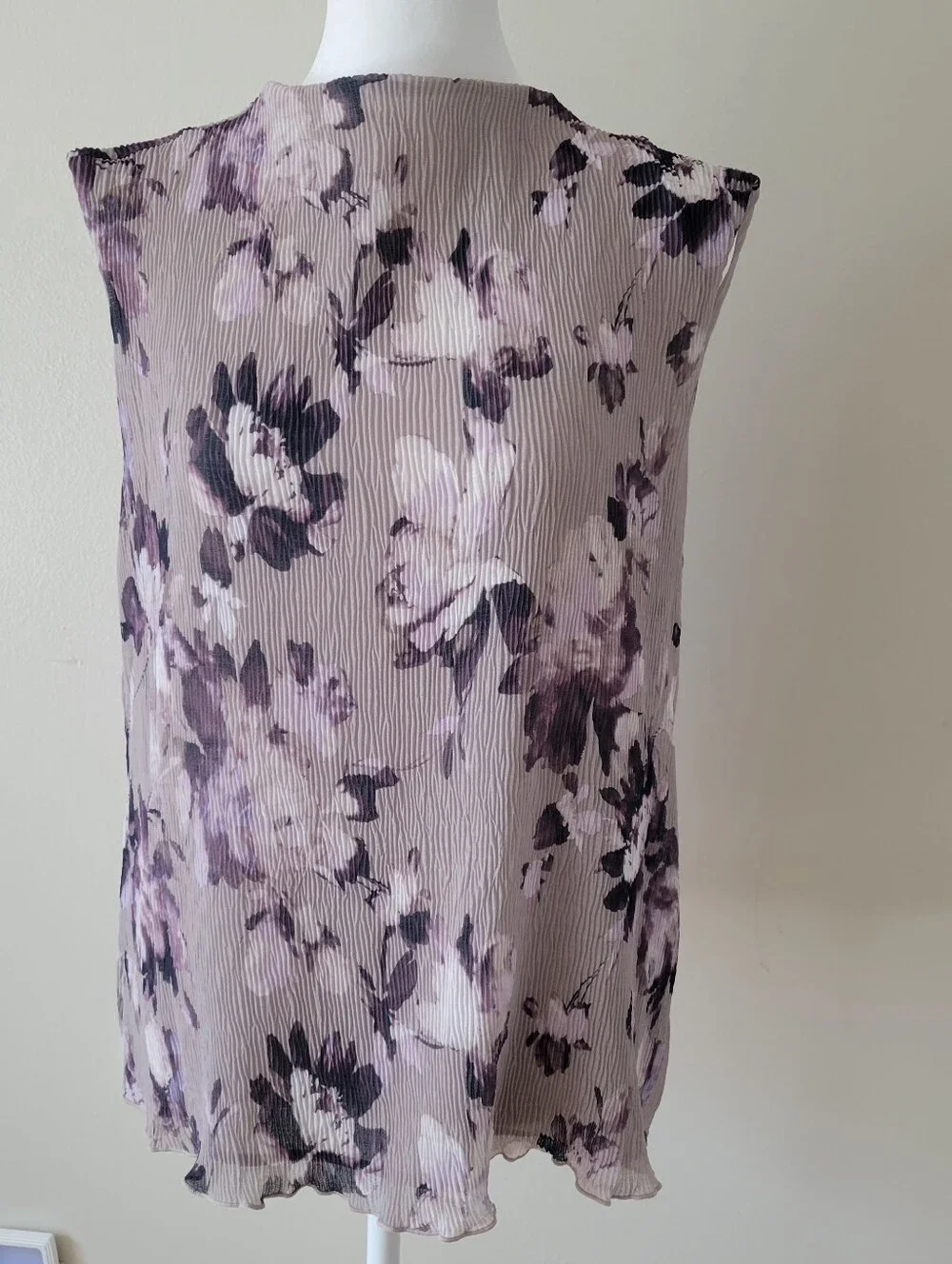 Calvin Klein Sleeveless Pleated Floral Shell in Lavender and Black Sz Med - Picture 1 of 5